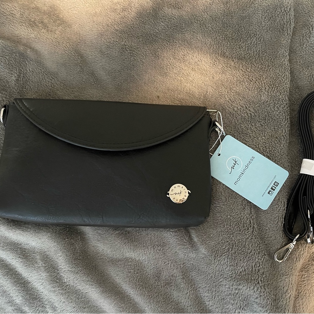 Momkindness Clutch